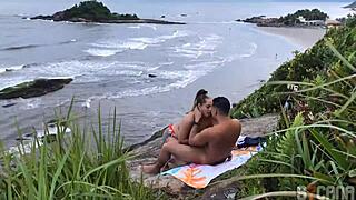flagrante homem transando com loira gostosa na praia itanhaem