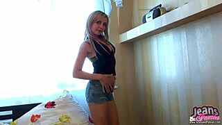 Regarde mon strip-tease sexy de 18+ en jean skinny moulant