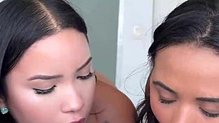 Hot Asia Jemput Kawan untuk Threesome Pertama! Kote Hitam Besar Pancut Atas Kedua-dua!