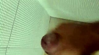 Moreno gostoso punheta com gozada perfeita, você vai adorar?