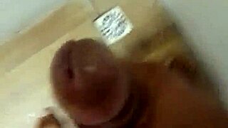 Moreno gostoso punheta com gozada perfeita, você vai adorar?