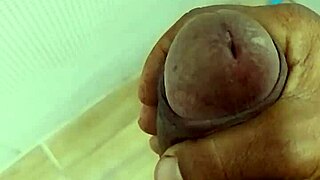 Moreno gostoso punheta com gozada perfeita, você vai adorar?