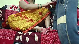 Nemůžu uvěřit, že bhabhi v žluté saree dala takové potěšení devarovi na ranči. Indické venkovské vibrace rockují!