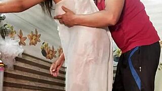 Rumpa si užívá intenzivní toylet sex s bohatým milencem na koleji