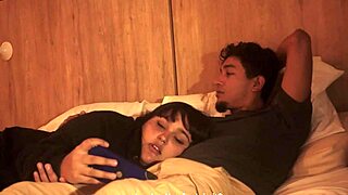 MI HERMANASTRO ME METE SU PENE EN MI BOCA MIENTRAS ESTAMOS ACOSTADOS NO TUVO PIEDAS CON MI BOQUITA Y ME LA LLENO DE LECHE TRATANDOME COMO SU PUTITA