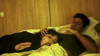 MI HERMANASTRO ME METE SU PENE EN MI BOCA MIENTRAS ESTAMOS ACOSTADOS NO TUVO PIEDAS CON MI BOQUITA Y ME LA LLENO DE LECHE TRATANDOME COMO SU PUTITA