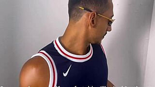 Vroča porjavela sosedinja vodovodar pride, in se lotita bareback doggystyle akcije.