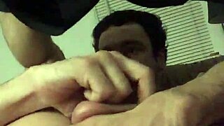 Buraco apertado esticado fundo pelo plugzão