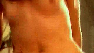 Rambut Merah Panas di Sofa Santai