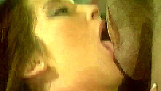 Rambut Merah Panas di Sofa Santai