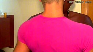 Bu yoğun sahnede daddyblack ale'yi büyük yarrakla korumasız sikiyor.