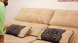 mamando o pirocao do entregador com grande entusiasmo