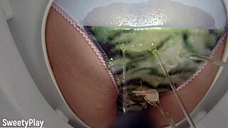 Piskam v hlačke, ujete na straniščni kameri