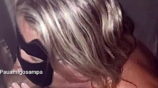 o corno levou a esposa loira nos buracos do glory hole pra ser usada pelos machos