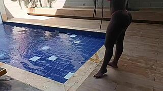 Un día caliente de piscina con mi vecina de culo grande