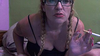 Masturbandome Mientras Fumo Con Los Labios Pintados En Hentai Anime