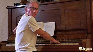 Dvě mladé holky šukají starého chlapa a polykají sperma!