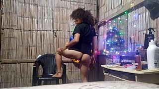 圣诞亚裔妹和披萨仔老屋激战冒险