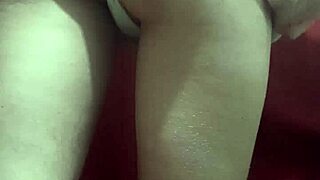 Safada açucarada abrindo o rabo para anal solo