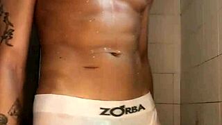 Novinho do pau grosso batendo punheta no chuveiro banho 😏