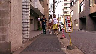 Asyalı hatun üçlüde derin anal ve meme oyunu yapıyor