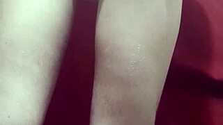 Safada açucarada abrindo o rabo para anal solo