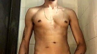 Novinho do pau grosso batendo punheta no chuveiro banho 😏