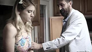 Hej stric! Naša družina je v dnevni sobi, medtem ko se tajno seksamo!