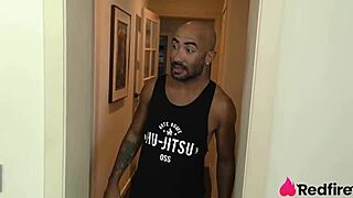 Patroa safada pagou ajudantes com mamada e foda no pelo