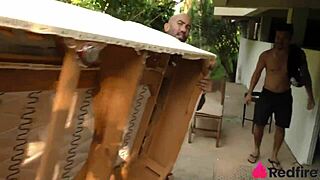 Patroa safada pagou ajudantes com mamada e foda no pelo