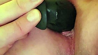 un amateur se fait sodomiser avec un plug anal 😏