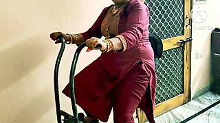 इंडियन देसि भाभी बेंट ओवर, जिम बॉयज से हार्ड फक