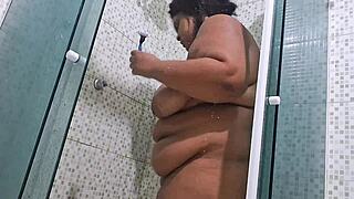 vizinha flagrada no banho com grande squirt natural
