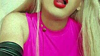 Transexual Rosadita Y Linda Performs