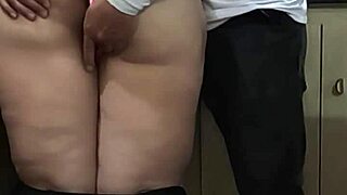 Rýchly moment v kuchyni s horúcou MILF svokrou predtým, ako nás uvidí žena