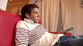 En husmor milf udforsker anal nydelse med en fremmed, bygger op til intens orgasme