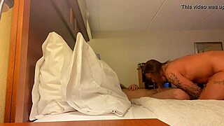 Hey, vil du dybt hale min store pik på hotelværelset i aften?