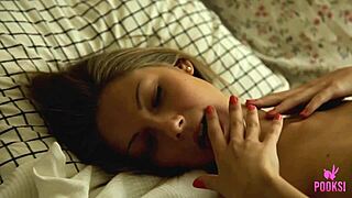 Skinny roxana finger fucks her ass