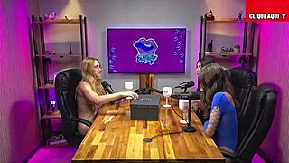 Novinha safada gozando na siririca