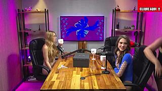 Novinha safada gozando na siririca