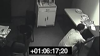 Děvka čurá do soupeřova oběda v kanceláři! Hnusné!