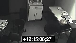 Děvka čurá do soupeřova oběda v kanceláři! Hnusné!