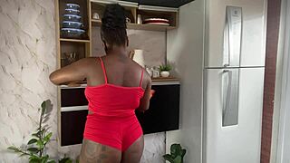 em plena luz do dia meu marido quer fuder minha buceta enquanto arrumo a casa e claro que dei gostoso pra ele na cozinha