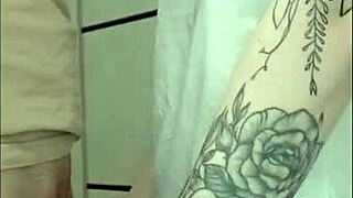 義母の友達がハウスパーティーでチンポ手コキ！