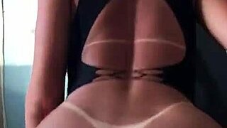 modelo showing off her ass