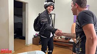 Motoboy Entrega Linguiça para Casal em Menage a Trois com Outro Cara Amador