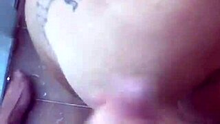 tomei um banho de porra no chuveiro