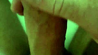 Branlette En Gros Plan Nu Dans La Voiture Sur Un Parking Public