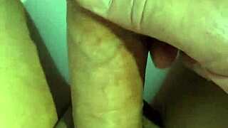 Branlette En Gros Plan Nu Dans La Voiture Sur Un Parking Public