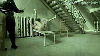 Dominatrix paní April moderuje game show s ebony lesbickýma amatérkama